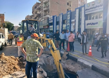 هبوط أرضى فى شارع التحرير أمام مقر شركة مياه الشرب والصرف بمدينة بسوهاج  17 - جريدة المساء