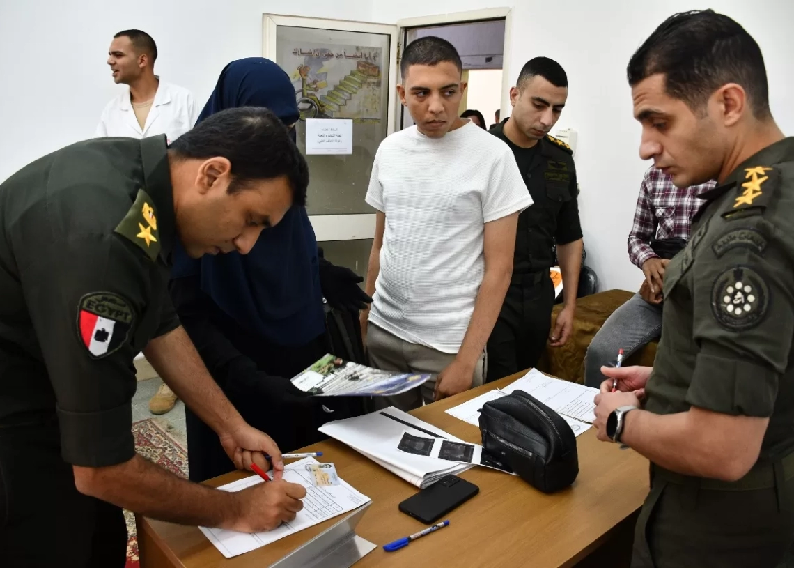 جامعة حلوان.. تستقبل لجنة من التجنيد والتعبئة لاعفاء الطلاب ذوي الاعاقة من الخدمة العسكرية 17 - جريدة المساء