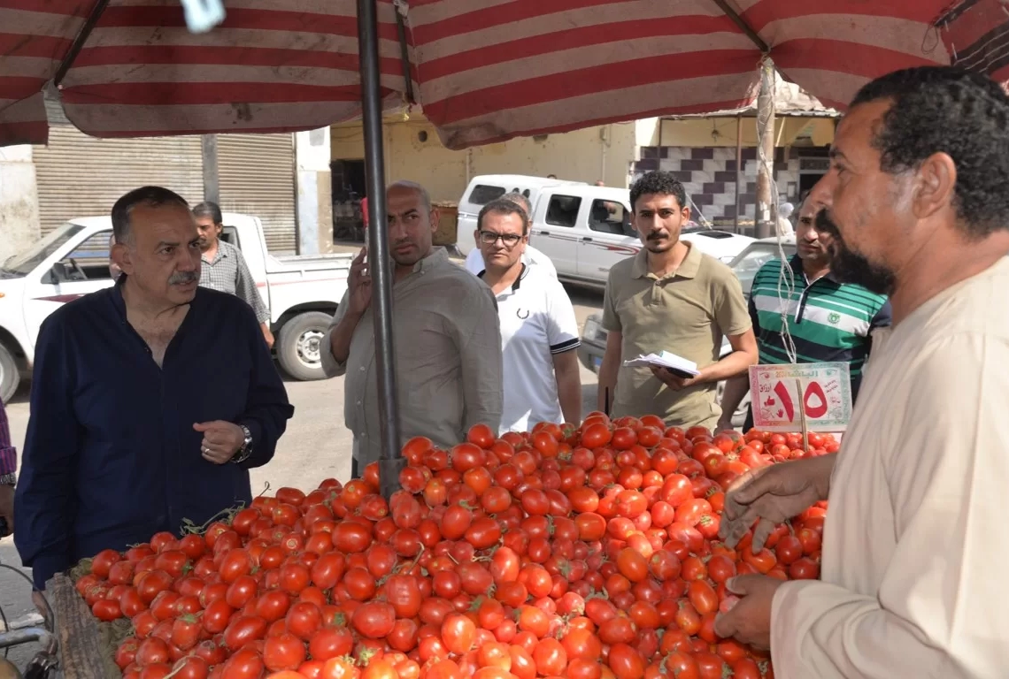 محافظ أسيوط يتفقد سوق الباعة الجائلين ويوجه برفع كفاءته تمهيداً لطرح الباكيات للإيجار 19 - جريدة المساء