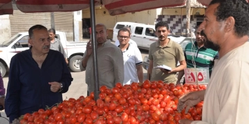 محافظ أسيوط يتفقد سوق الباعة الجائلين ويوجه برفع كفاءته تمهيداً لطرح الباكيات للإيجار 1 - جريدة المساء