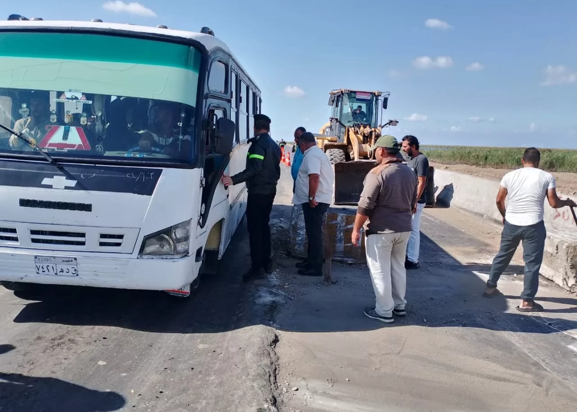 محافظ بورسعيد يستجيب لاستغاثات الأهالي ويوجه بسرعة تنفيذ حواجز خرسانية بطريق المطرية 17 - جريدة المساء