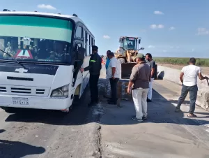 محافظ بورسعيد يستجيب لاستغاثات الأهالي ويوجه بسرعة تنفيذ حواجز خرسانية بطريق المطرية 21 - جريدة المساء