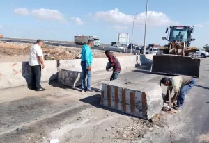 محافظ بورسعيد يستجيب لاستغاثات الأهالي ويوجه بسرعة تنفيذ حواجز خرسانية بطريق المطرية 19 - جريدة المساء