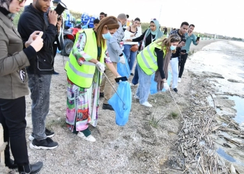 حملة لنظافة ساحل بحيرة قارون على هامش مهرجان الفيوم السينمائي الدولي 27 - جريدة المساء