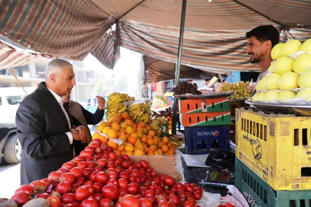 أثناء زيارته الميدانية لعدد من المشروعات الخدمية بكوم أمبو .. محافظ أسوان يتفقد سوق شارع بورسعيد 19 - جريدة المساء