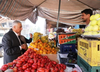 أثناء زيارته الميدانية لعدد من المشروعات الخدمية بكوم أمبو .. محافظ أسوان يتفقد سوق شارع بورسعيد 25 - جريدة المساء