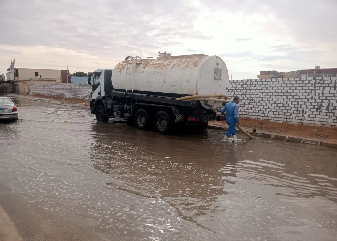 لليوم الثاني ... فرق الطوارئ تواصل عملها بالمناطق المتضررة بالأمطار بمرسي مطروح 19 - جريدة المساء