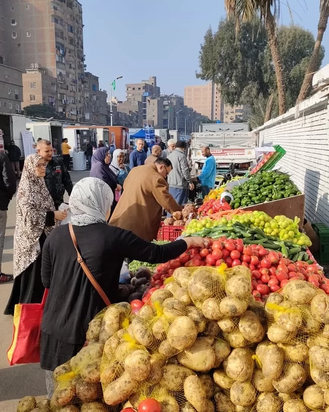 توافد كبير من المواطنين.. محافظ الجيزة يتابع انتظام فتح سوق اليوم الواحد بإمبابة اليوم (صور) 19 - جريدة المساء