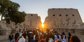 آلاف الزائرين والسائحين رصدوا تعامد تعامد الشمس بمعبد الكرنك.. الظاهرة تحدث فى 21 ديسمبر سنويا ..مع بداية فصل الشتاء رسمياً 1 - جريدة المساء