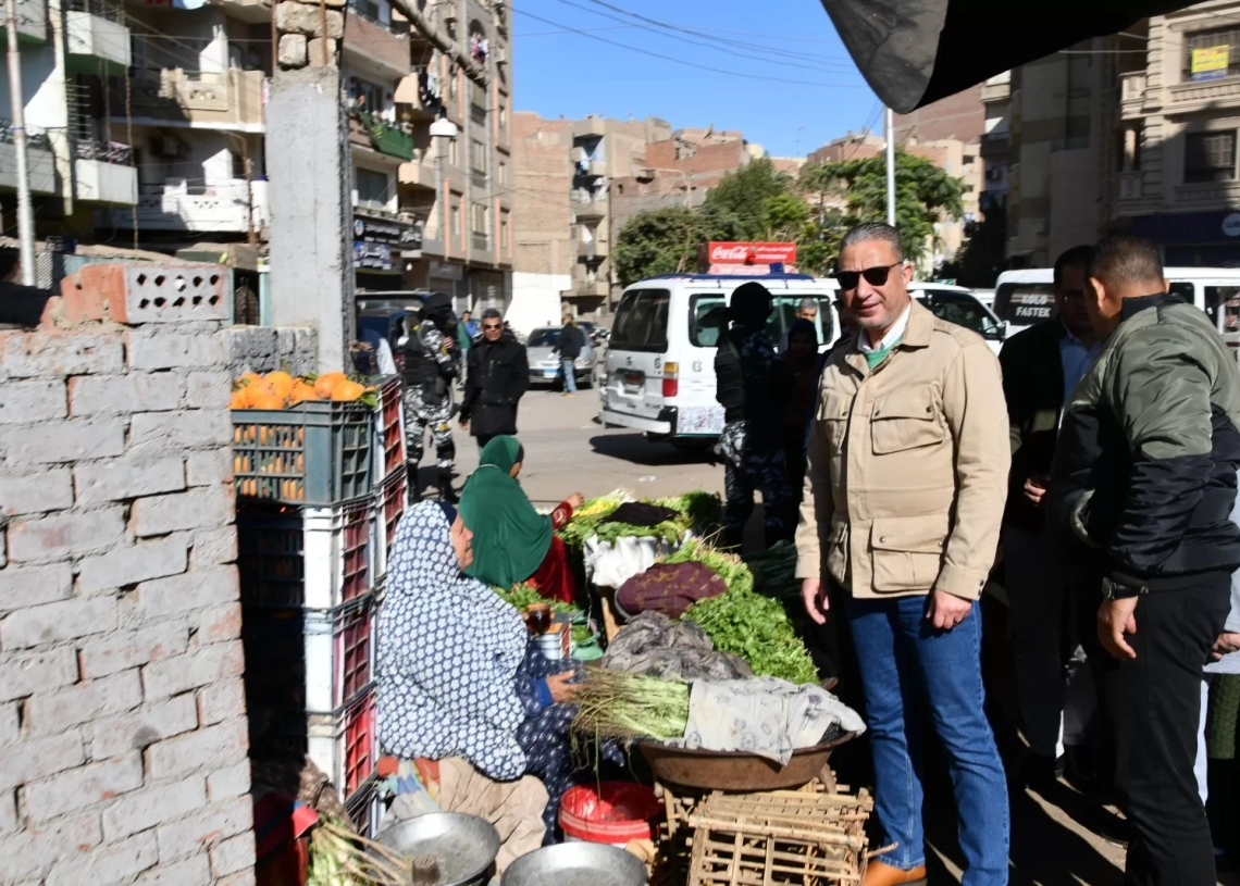 محافظ الفيوم يتفقد عدداً من الأسواق للاطمئنان على توافر السلع واستقرار الأسعار 19 - جريدة المساء