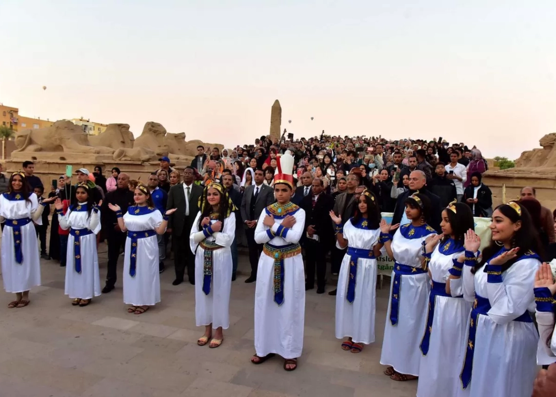 وسط تواجد الاف السائحين..الأقصر تشهد ظاهرة تعامد الشمس على قدس الأقداس بمعابد الكرنك..وبدء فصل الشتاء رسميا 19 - جريدة المساء