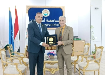 القائم بأعمال رئيس جامعة أسوان يهدي رئيس مجلس أمناء مؤسسة هنجملها درع الجامعة 29 - جريدة المساء