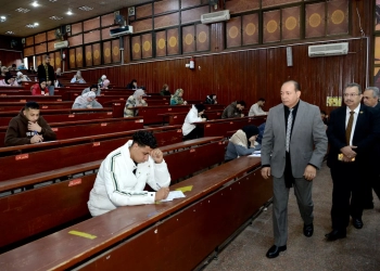 رئيس جامعة المنصورة يتفقد سير امتحانات الفصل الدراسي الأول بكليتي الصيدلة والعلوم 19 - جريدة المساء