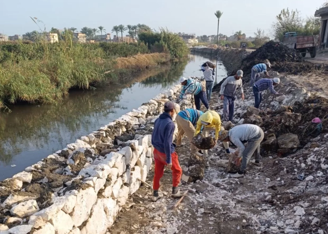 محافظ كفرالشيخ يتابع أعمال تدبيش طريق خليج بحري بمطوبس 17 - جريدة المساء