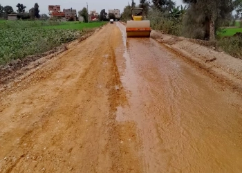 محافظ كفرالشيخ يتابع أعمال رصف طريق الشرقي الأخماس 29 - جريدة المساء