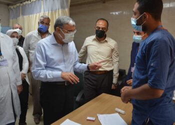 محافظ المنيا يتابع سير العمل بمراكز تلقى لقاح "كورونا" بديرمواس وملوى 15 - جريدة المساء