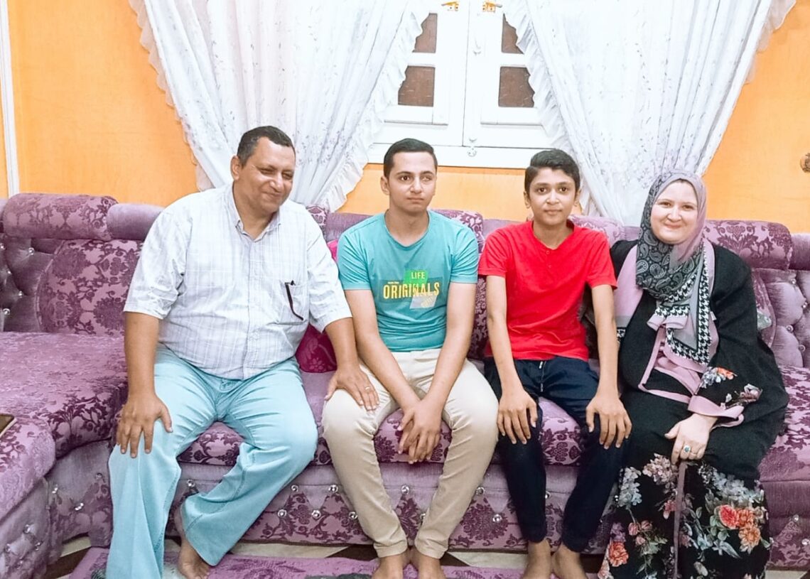 حسام النوبى: حصولي على المركز الأول فى مدارس الدمج أكبر هديه من الله بعد سنوات من الصبر والألم 15 - جريدة المساء حسام مع أسرته