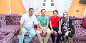 حسام النوبى: حصولي على المركز الأول فى مدارس الدمج أكبر هديه من الله بعد سنوات من الصبر والألم 1 - جريدة المساء حسام مع أسرته