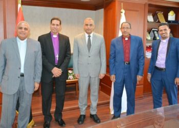 محافظ سوهاج يستقبل رئيس المجمع العام لكنائس نهضة القداسة بمصر 32 - جريدة المساء