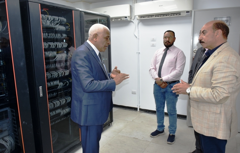 محافظ أسوان يتفقد التشغيل التجريبى بمركز التحول الرقمي وتقديم 82 خدمة 17 - جريدة المساء