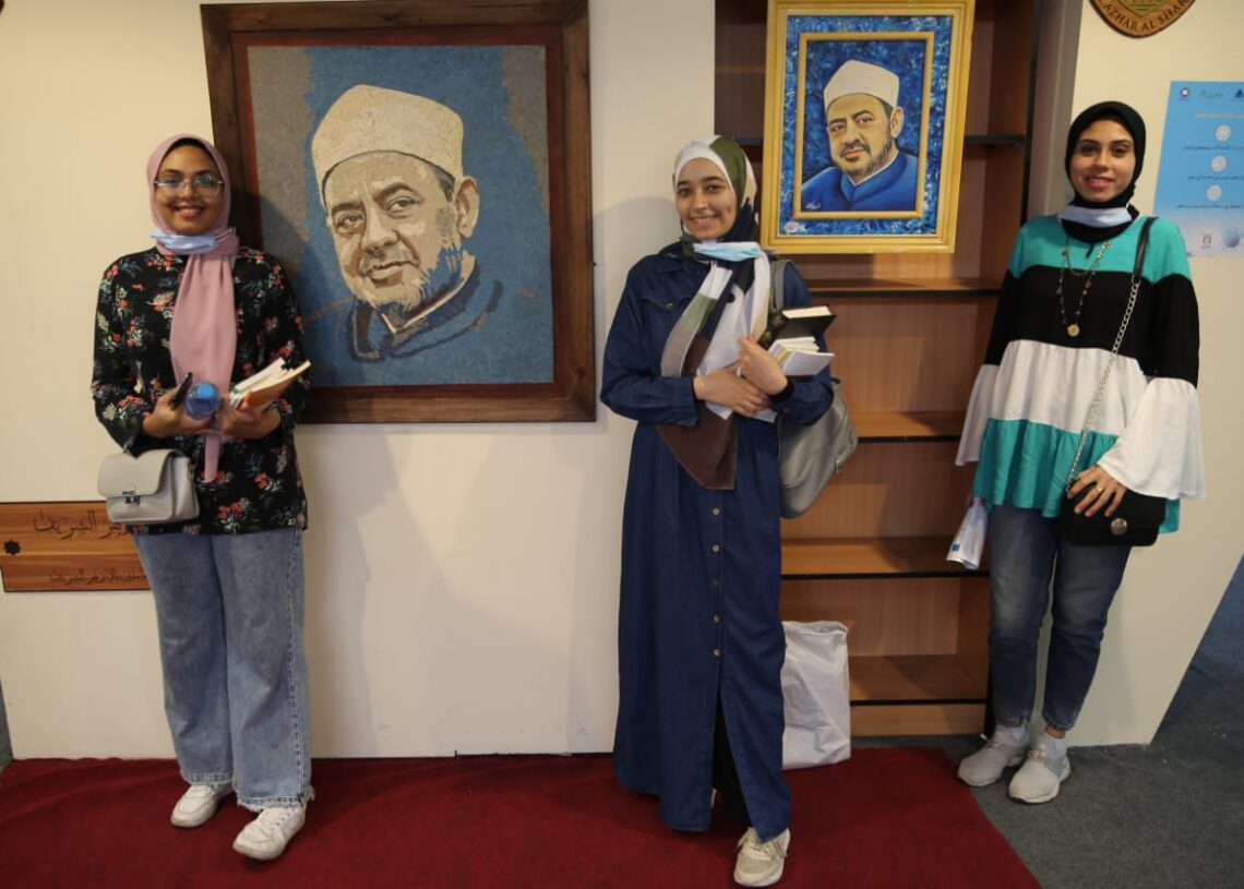 شيخ الأزهر يجذب رواد معرض الكتاب بالإسكندرية 19 - جريدة المساء