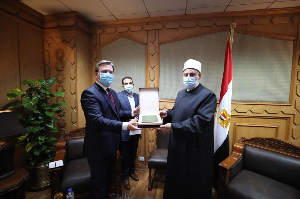 أول نسخة من القرآن باللغة الصربية هدية لوكيل الأزهر 20 - جريدة المساء أول نسخة من القرآن باللغة الصربية هدية لوكيل الأزهر 19 - جريدة المساء