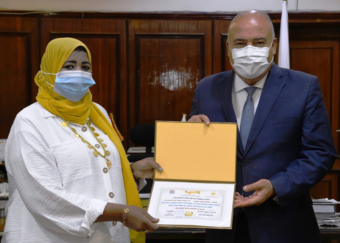 بالصور .. محافظ قنا يكرم "حسانية محسب" صاحبة أول مخبز نسائى فى الصعيد 19 - جريدة المساء