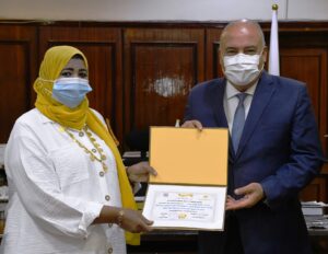 بالصور .. محافظ قنا يكرم "حسانية محسب" صاحبة أول مخبز نسائى فى الصعيد 23 - جريدة المساء