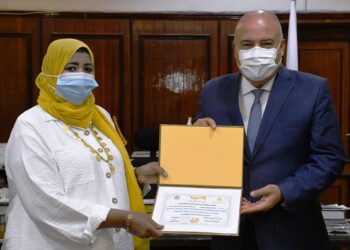 بالصور .. محافظ قنا يكرم "حسانية محسب" صاحبة أول مخبز نسائى فى الصعيد 25 - جريدة المساء