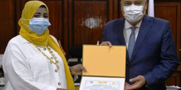 بالصور .. محافظ قنا يكرم "حسانية محسب" صاحبة أول مخبز نسائى فى الصعيد 1 - جريدة المساء