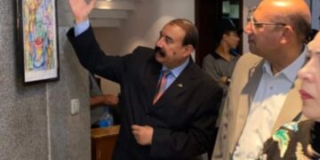 الفنان حسن الطوخى في المعرض