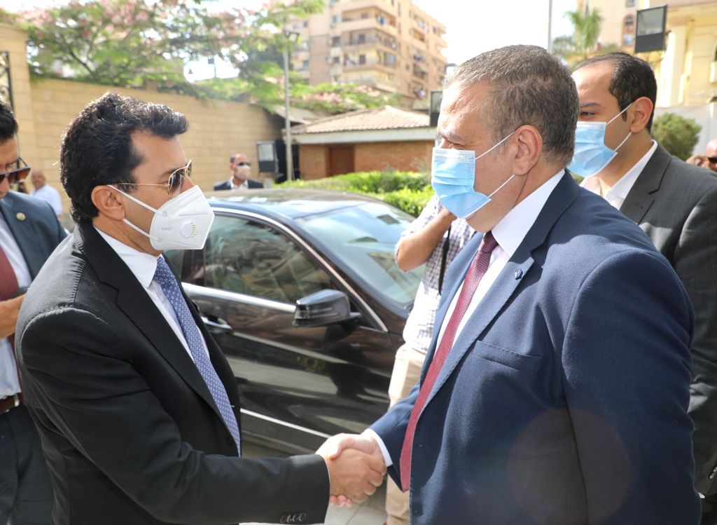 وزير الشباب ومحافظ المنوفية يطمئنان على مصابي كرة السرعة بمستشفى الجامعة بشبين الكوم 18 - جريدة المساء