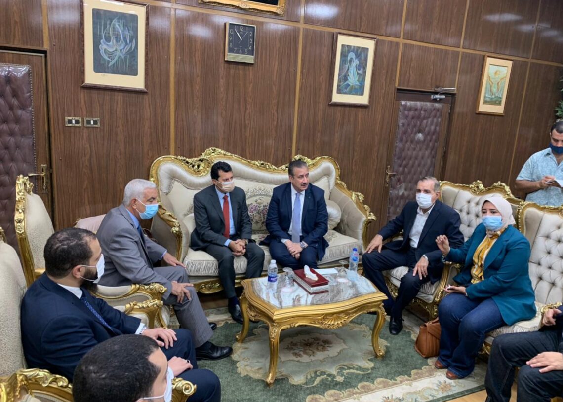 وزير الشباب يزور مصابى الحادث اتوبيس كرة السرعة بمستشفى الجامعة بالمنوفية 19 - جريدة المساء