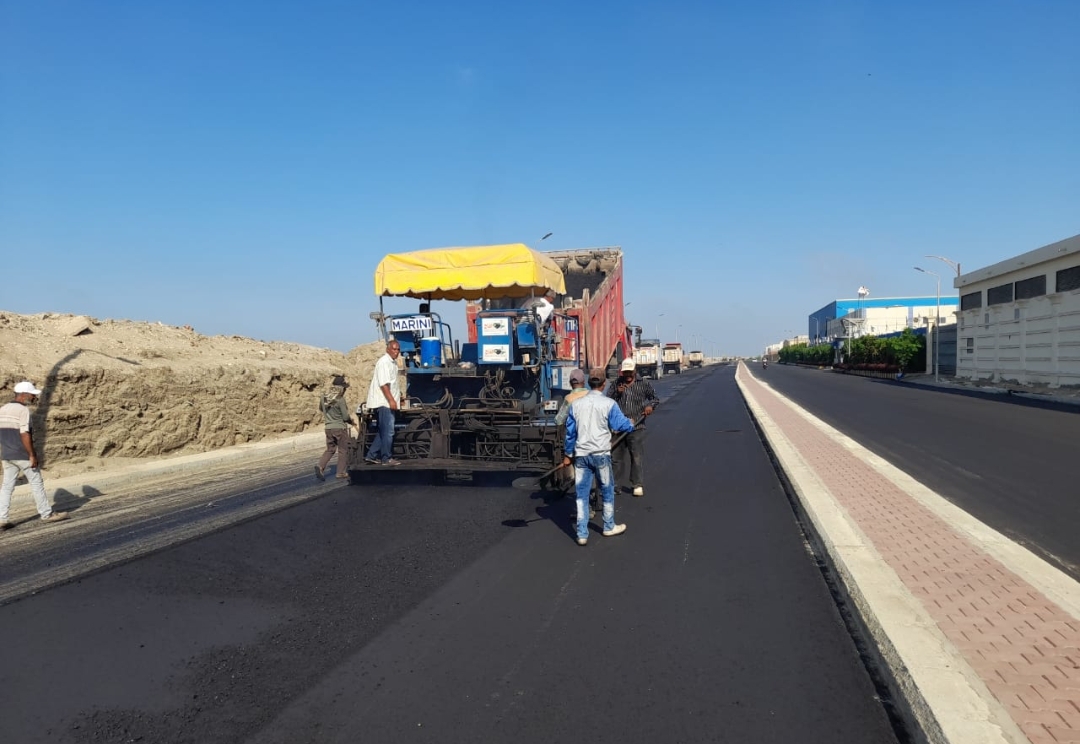 استكمال أعمال طبقة الأسفلت النهائية بالمنطقة الصناعية .. جنوب بورسعيد 17 - جريدة المساء