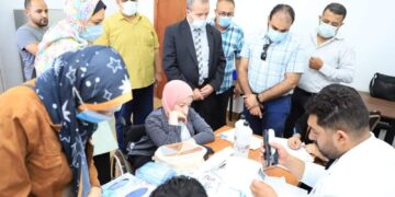 رئيس جامعة السويس يتابع نقطة تطعيمات فيروس كورونا 1 - جريدة المساء