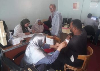 بالصور.. فريق طبى لتطعيم العاملين بالوحدة المحلية لمركز ومدينة المنيا 25 - جريدة المساء