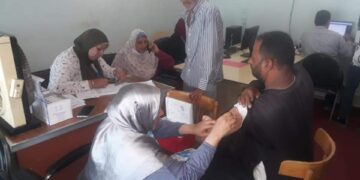 بالصور.. فريق طبى لتطعيم العاملين بالوحدة المحلية لمركز ومدينة المنيا 1 - جريدة المساء