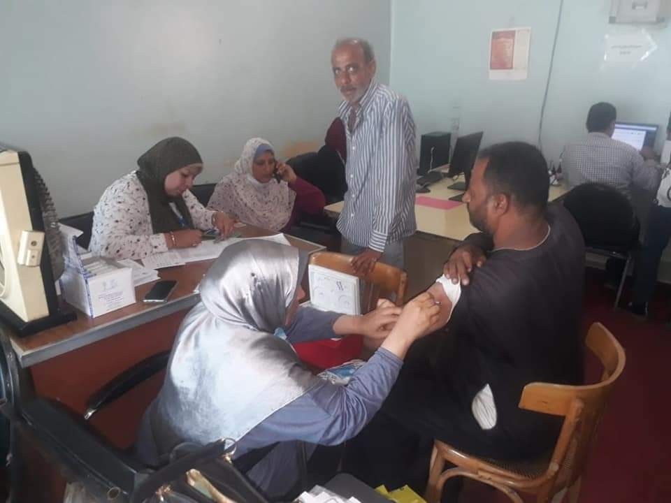 بالصور.. فريق طبى لتطعيم العاملين بالوحدة المحلية لمركز ومدينة المنيا 17 - جريدة المساء