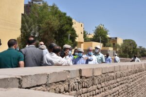 وزير التنمية المحلية ومحافظ الأقصر يتفقدان مشروعات إحياء طريق الكباش 20 - جريدة المساء