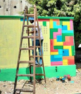 بالصور .. تزيين أكشاك الكهرباء بطول طريق كورنيش النيل بدمياط 16 - جريدة المساء