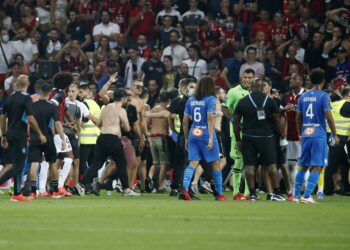 "فوضى وشغب" وجماهير تقتحم ملعب "أليانز ريفييرا" وانسحاب مارسيليا أمام نيس 27 - جريدة المساء