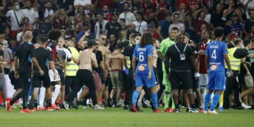 "فوضى وشغب" وجماهير تقتحم ملعب "أليانز ريفييرا" وانسحاب مارسيليا أمام نيس 2 - جريدة المساء "فوضى وشغب" وجماهير تقتحم ملعب "أليانز ريفييرا" وانسحاب مارسيليا أمام نيس 1 - جريدة المساء