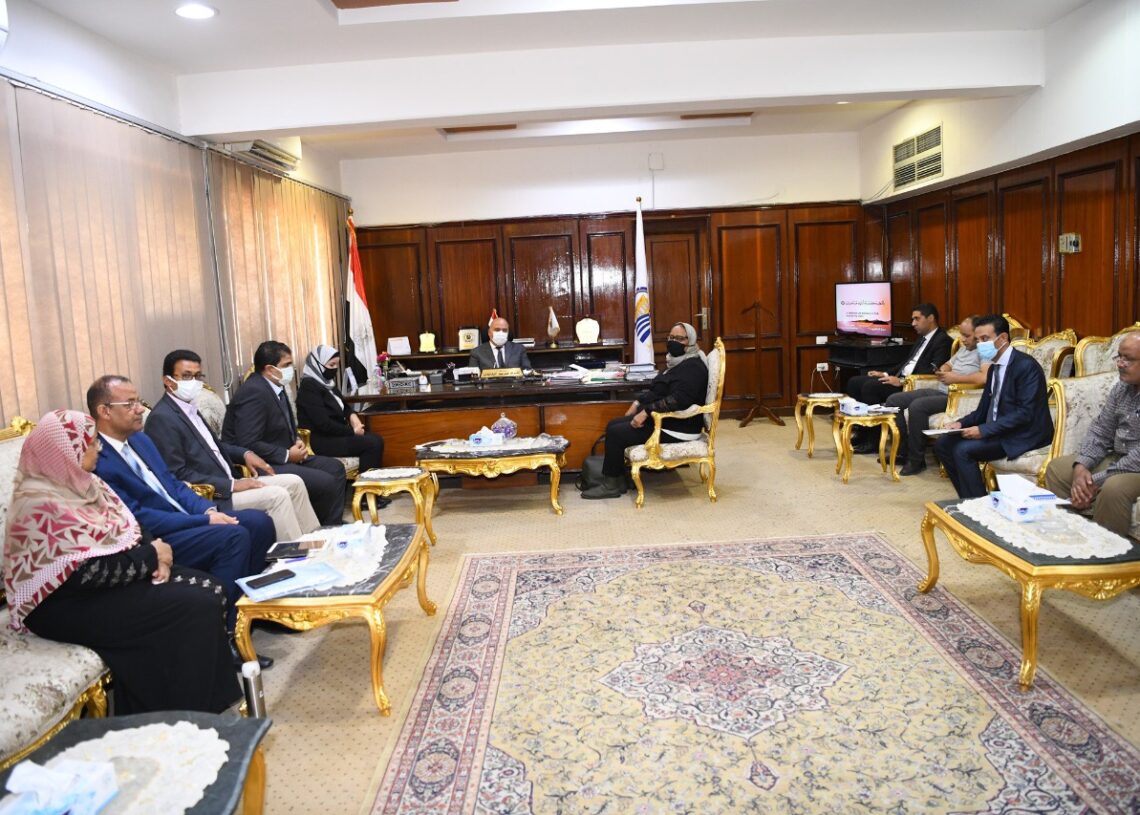 محافظ قنا يستقبل مسئولى مشروع تسريع الاستجابة السكانية بوزارة التنمية المحلية 19 - جريدة المساء