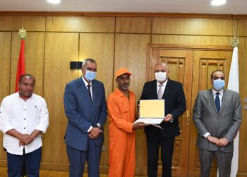 محافظ قنا يكرم عامل نظافة لتفانيه وإخلاصه فى العمل 25 - جريدة المساء