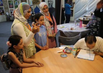 فنان تشكيلى يرسم بالفم والقدم 28 - جريدة المساء