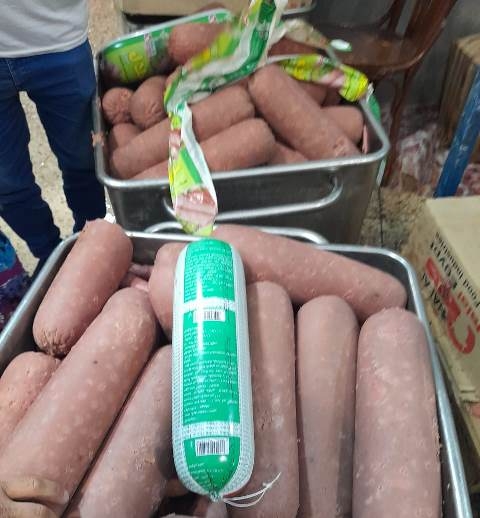 ضبط طن و٧٠٠ كيلو لحوم ودواجن منتهية الصلاحية قبل إعادة طرحها فى الأسواق بالشرقية 25 - جريدة المساء