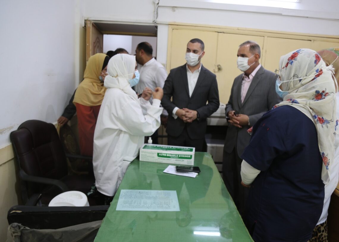 محافظ كفر الشيخ يتابع تلقي العاملين بالديوان لقاح كورونا 19 - جريدة المساء