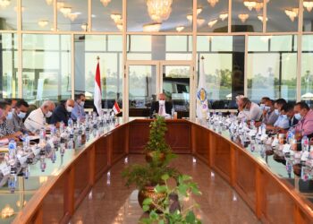 محافظ قنا يناقش المشروعات المقترح تنفيذها من متحصلات قانون التصالح 32 - جريدة المساء