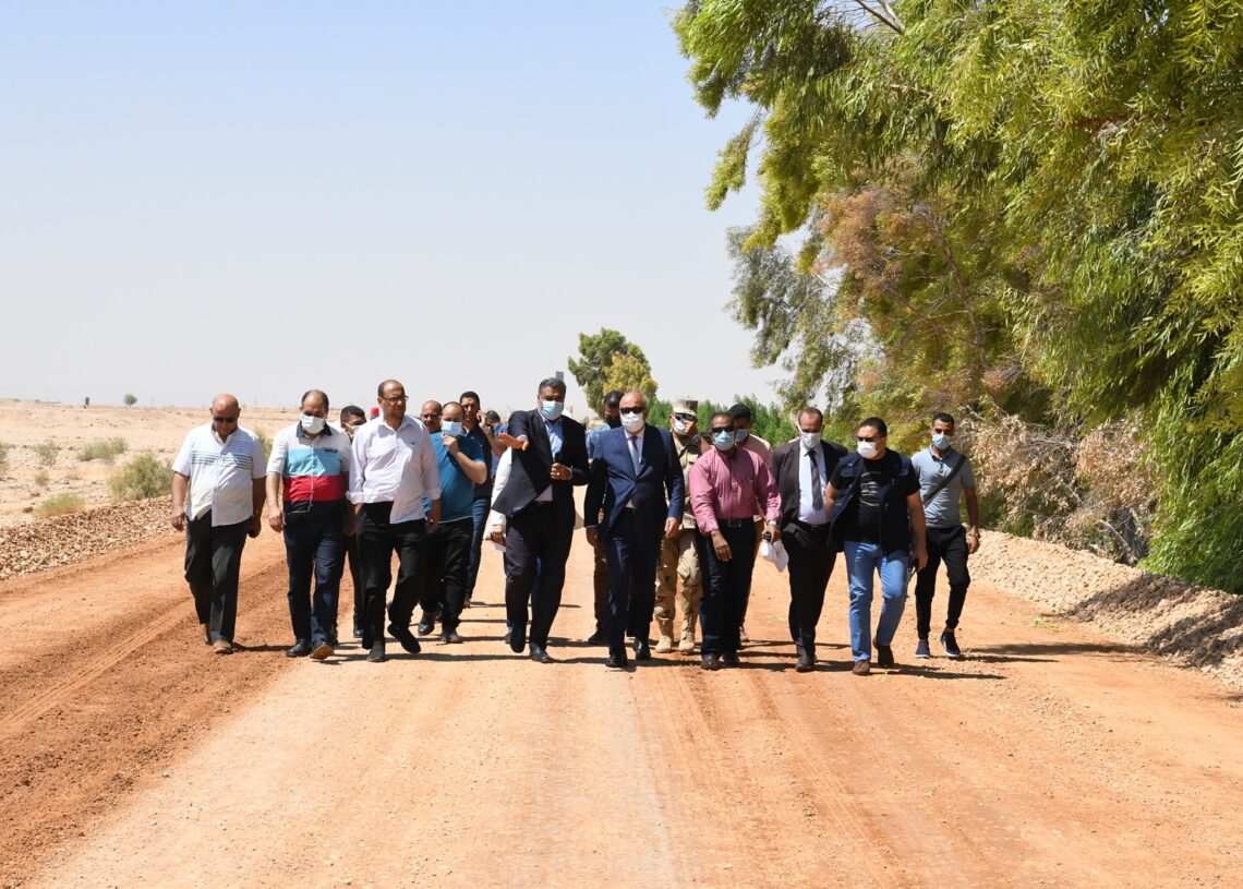 محافظ قنا يتفقد أعمال الرصف بمدخل قرية "القارة" 16 - جريدة المساء محافظ قنا يتفقد أعمال الرصف بمدخل قرية "القارة" 15 - جريدة المساء