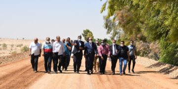 محافظ قنا يتفقد أعمال الرصف بمدخل قرية "القارة" 2 - جريدة المساء محافظ قنا يتفقد أعمال الرصف بمدخل قرية "القارة" 1 - جريدة المساء